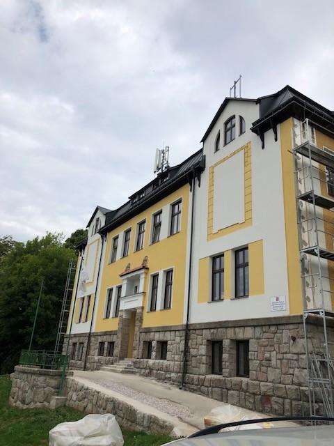 Renovace fasády na základní škole Špindlerův Mlýn v roce 2018